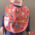 bavoir-en-toile-ciree-all-over-peppa-pig (1).jpg